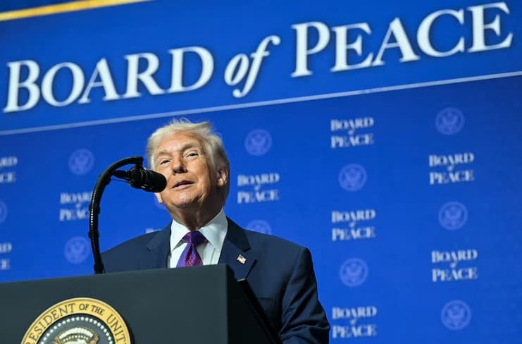 Oil tankers passing through the Strait of Hormuz amid tensions following Trump's Iran peace plan announcement